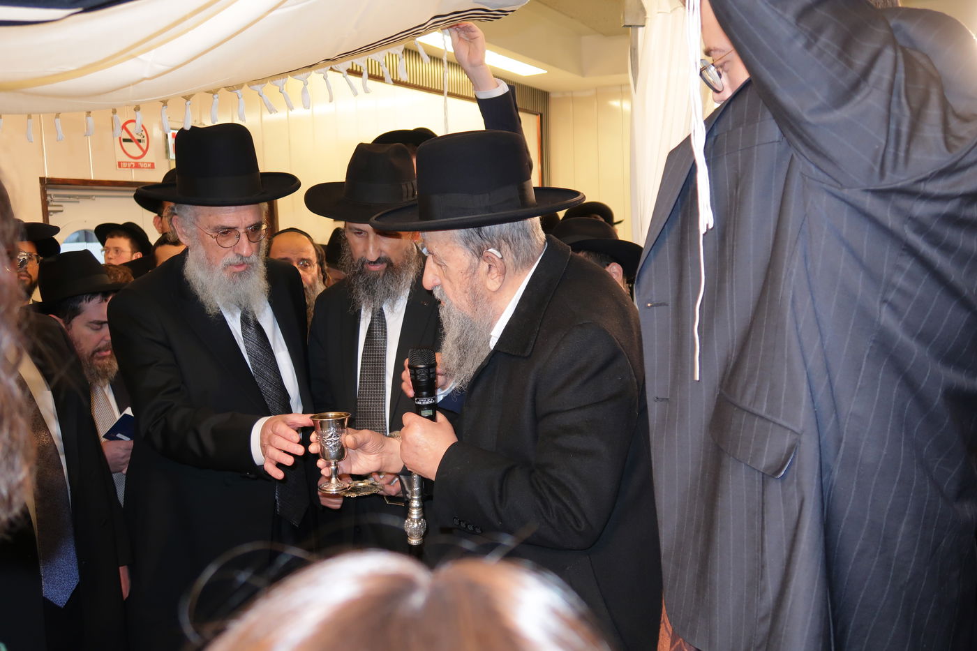 שמחת נישואי צאצאם של הגאון רבי אברהם סאלים והגאון רבי בן ציון מוצפי