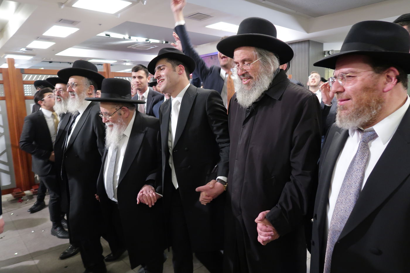 שמחת נישואי צאצאם של הגאון רבי אברהם סאלים והגאון רבי בן ציון מוצפי