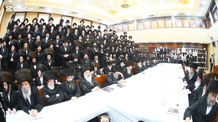 האדמו"ר משבט הלוי בהדלקת נרות חנוכה 