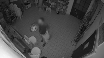 מטפס אל החלון וקופץ עם תיק גדוש: כך פרץ תושב תל אביב אל בית הכנסת חמישה פעמים | תיעוד