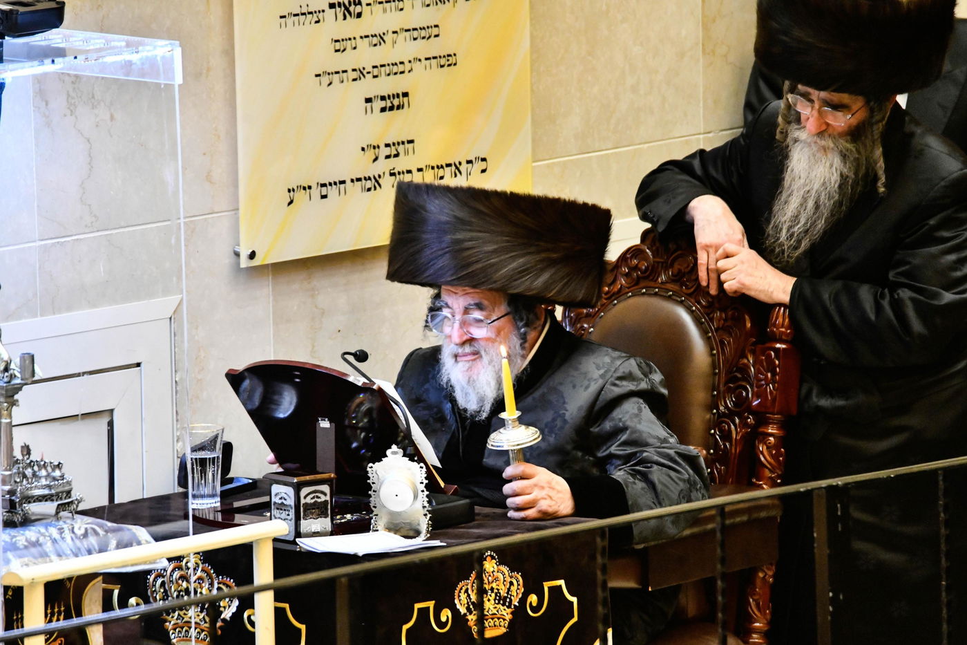 מוצאי שבת חנוכה בחצה"ק ויז'ניץ