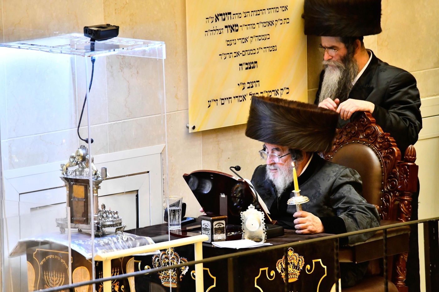 מוצאי שבת חנוכה בחצה"ק ויז'ניץ