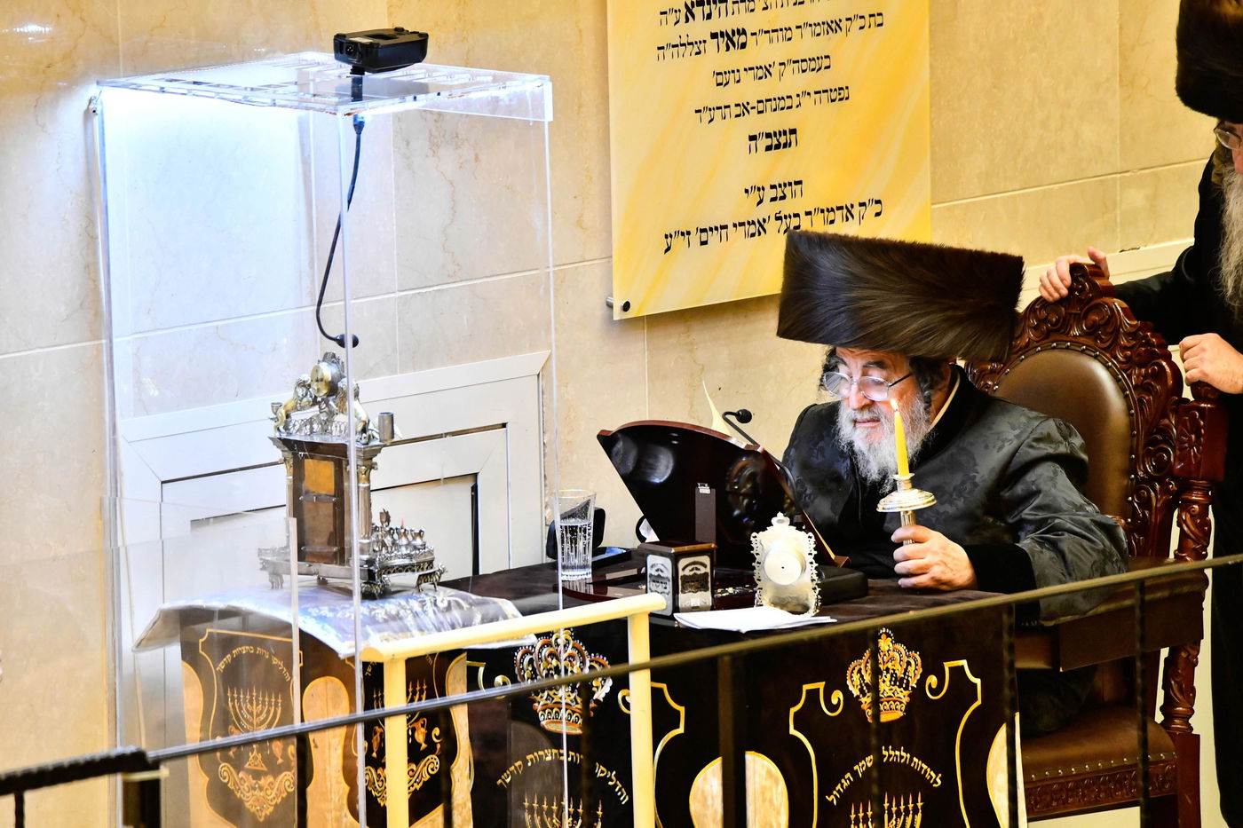 מוצאי שבת חנוכה בחצה"ק ויז'ניץ