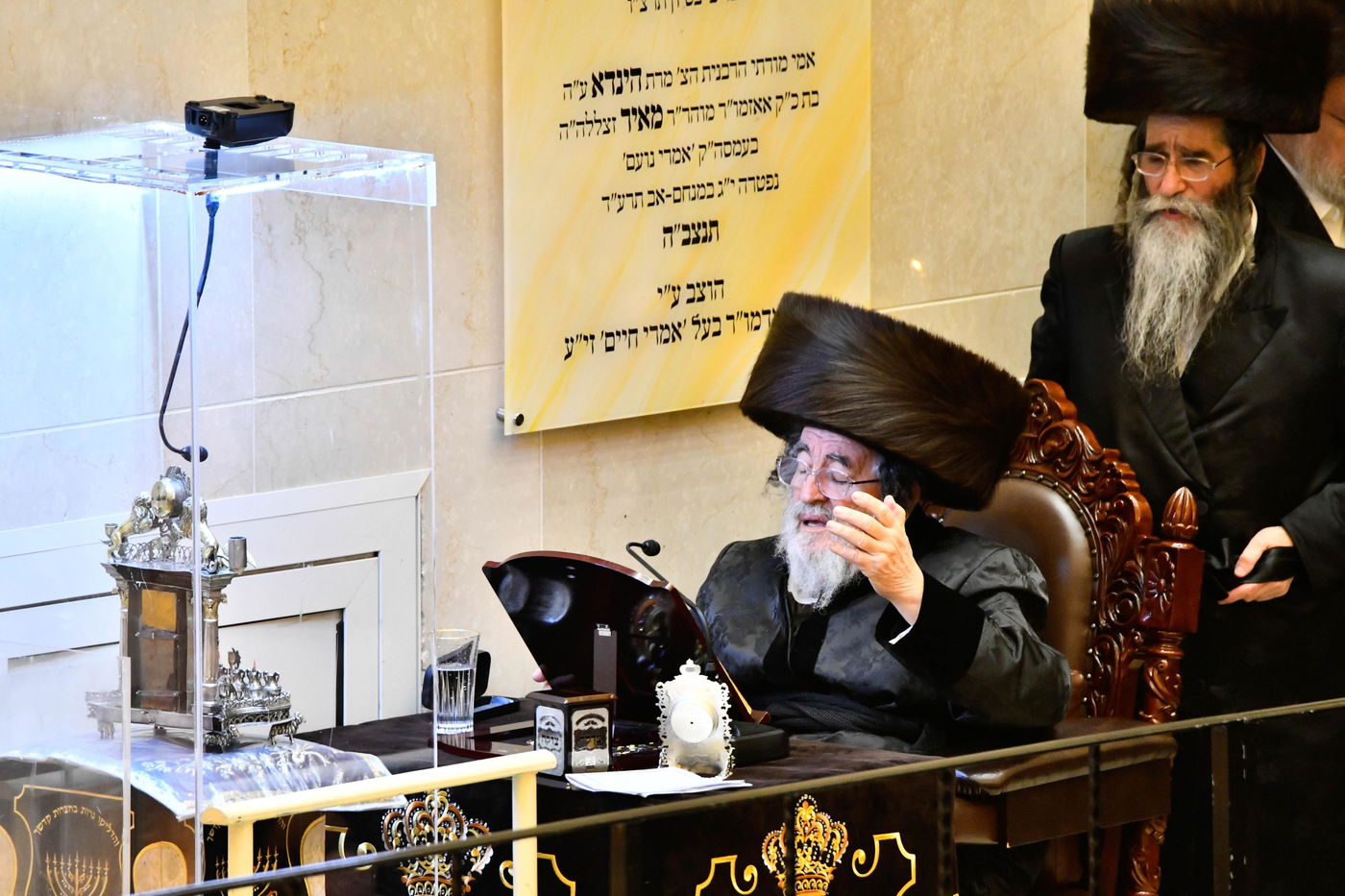 מוצאי שבת חנוכה בחצה"ק ויז'ניץ