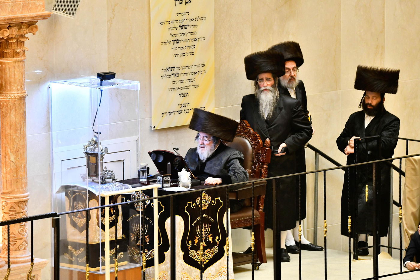 מוצאי שבת חנוכה בחצה"ק ויז'ניץ