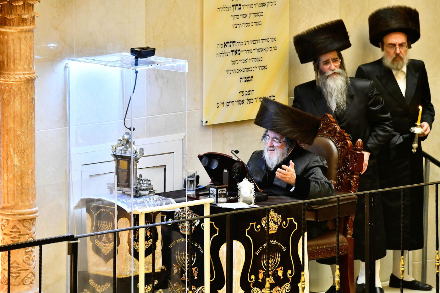 מוצאי שבת חנוכה בחצה"ק ויז'ניץ