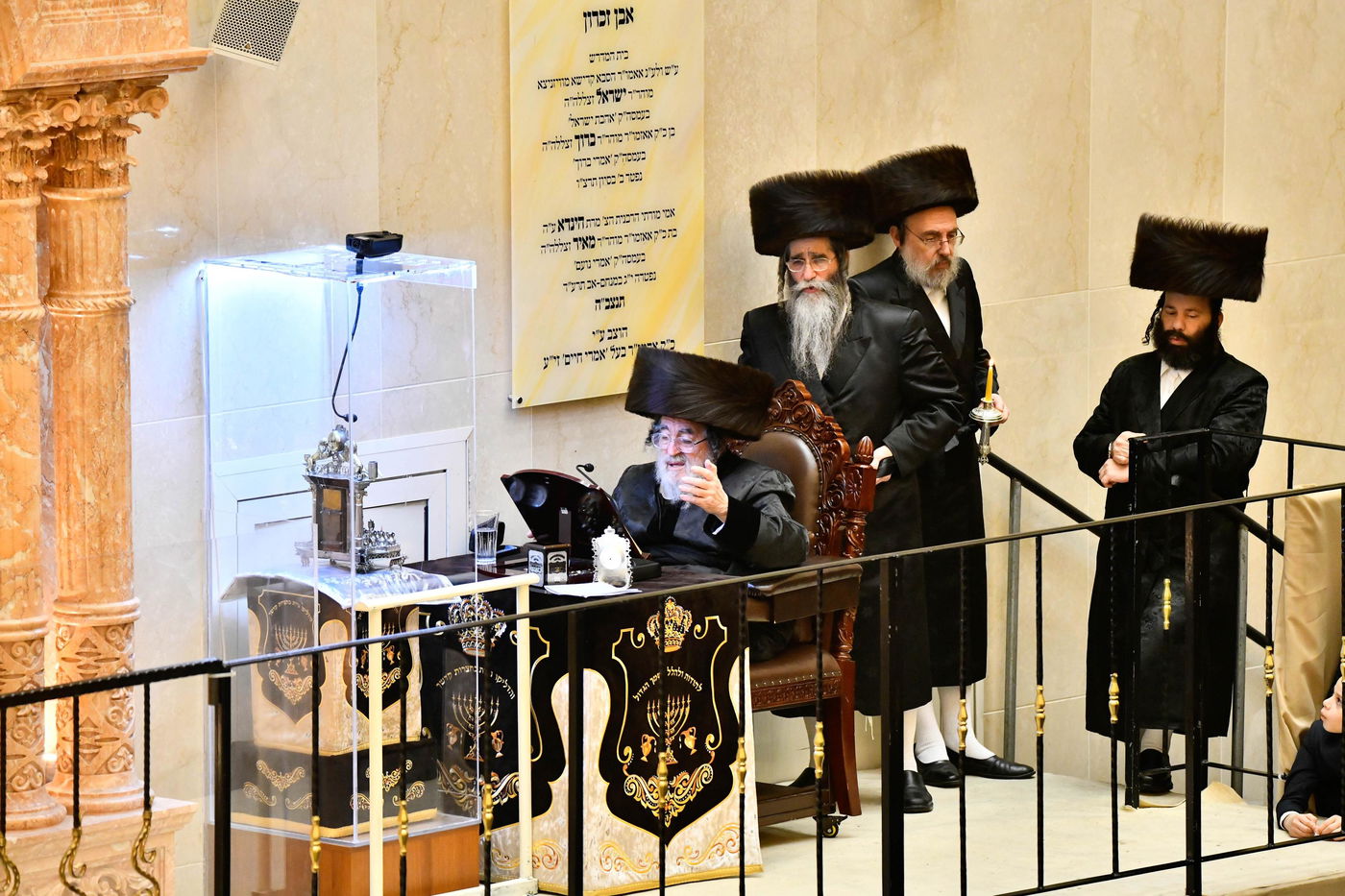 מוצאי שבת חנוכה בחצה"ק ויז'ניץ