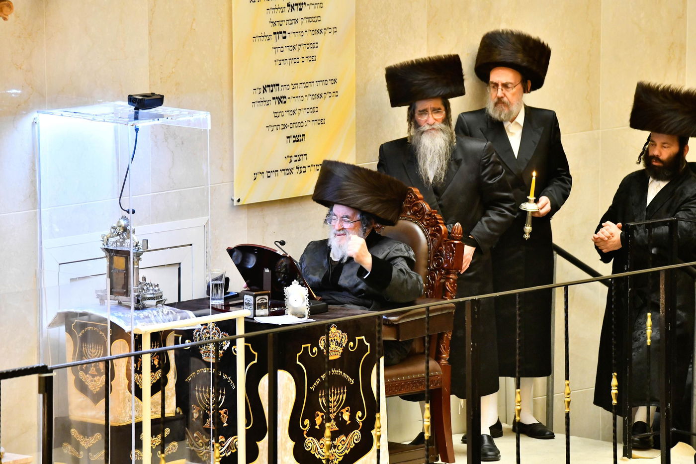 מוצאי שבת חנוכה בחצה"ק ויז'ניץ