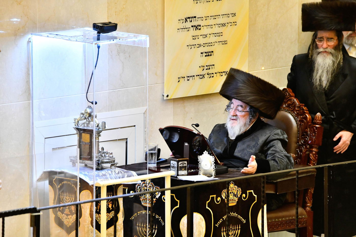 מוצאי שבת חנוכה בחצה"ק ויז'ניץ