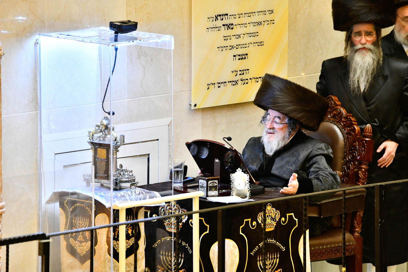 מוצאי שבת חנוכה בחצה"ק ויז'ניץ