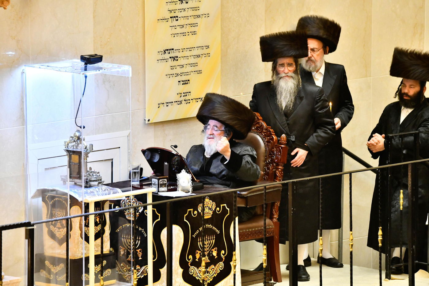 מוצאי שבת חנוכה בחצה"ק ויז'ניץ