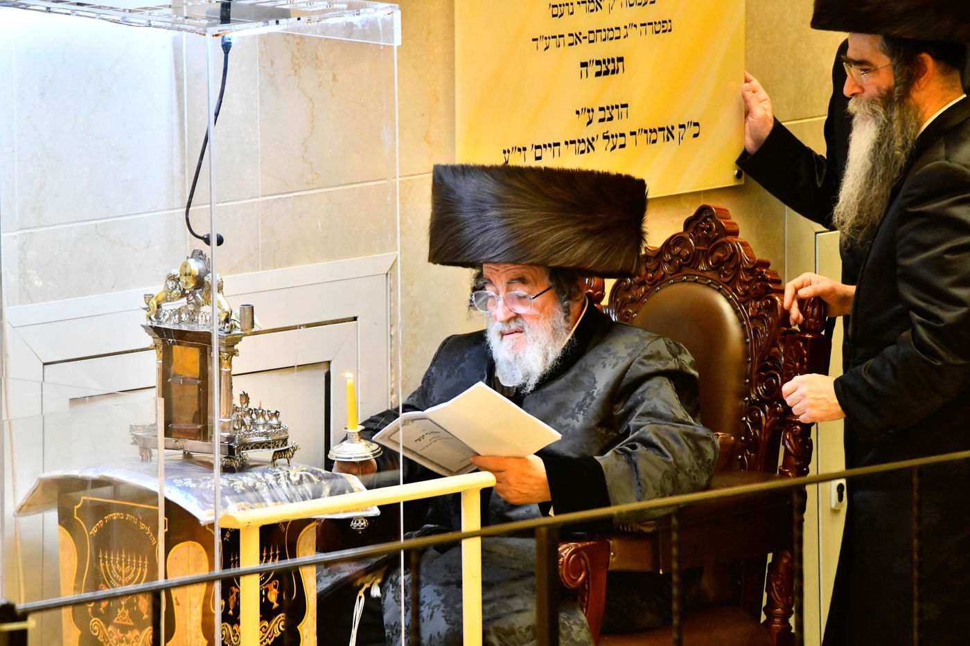 מוצאי שבת חנוכה בחצה"ק ויז'ניץ