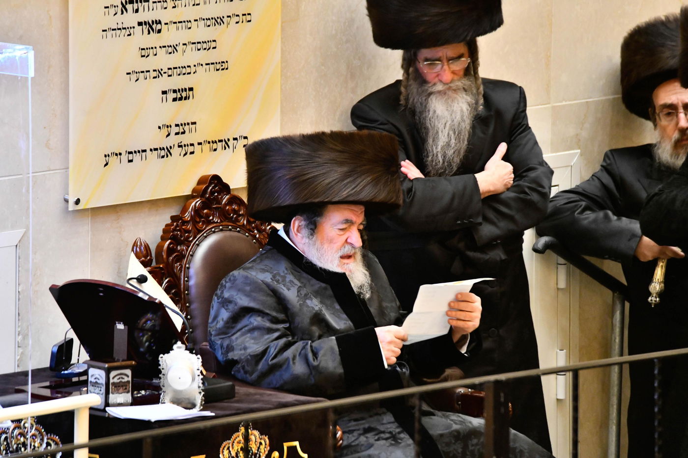 מוצאי שבת חנוכה בחצה"ק ויז'ניץ