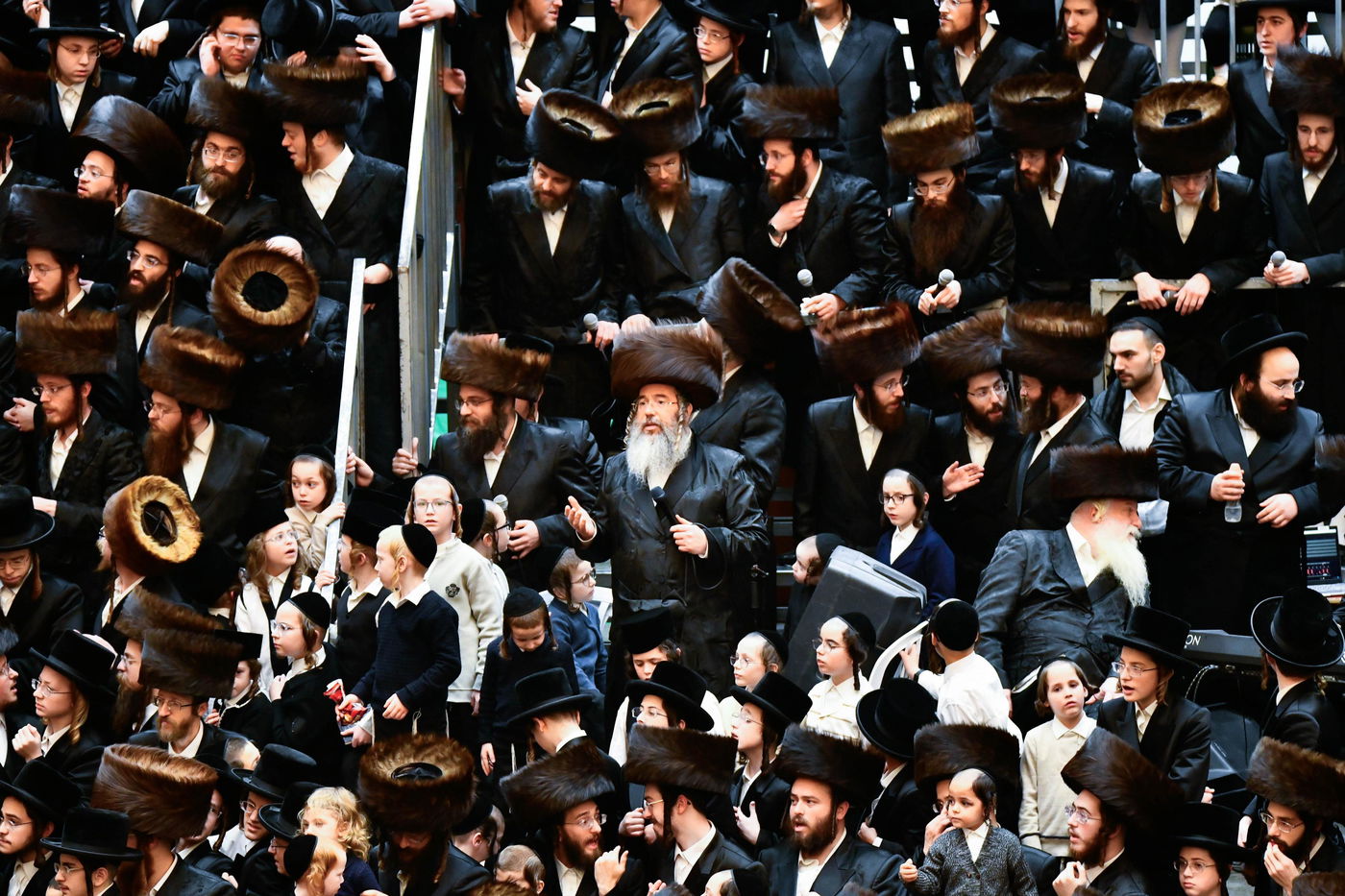 מוצאי שבת חנוכה בחצה"ק ויז'ניץ