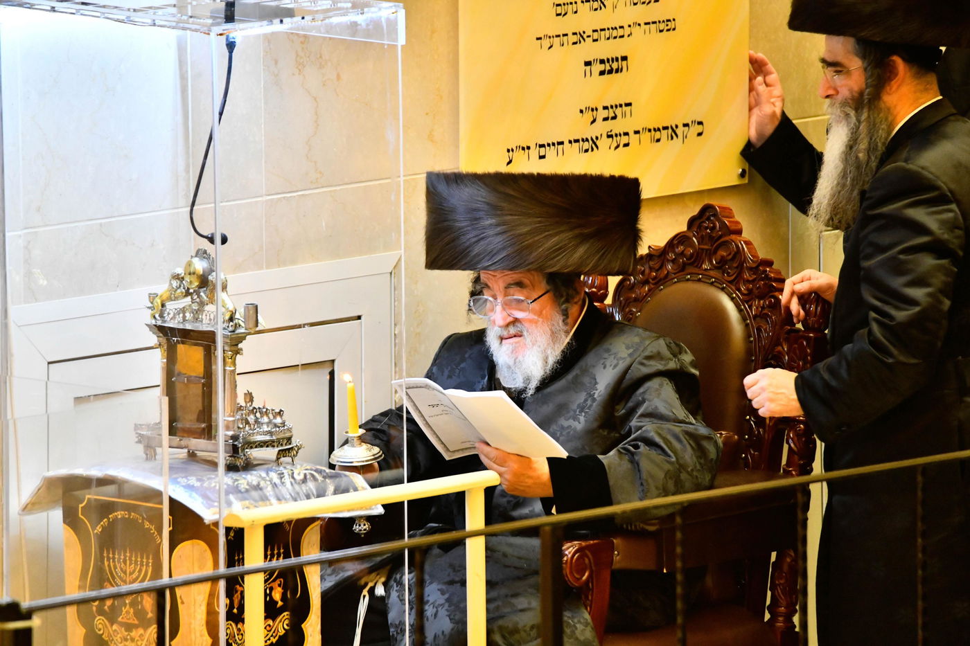 מוצאי שבת חנוכה בחצה"ק ויז'ניץ