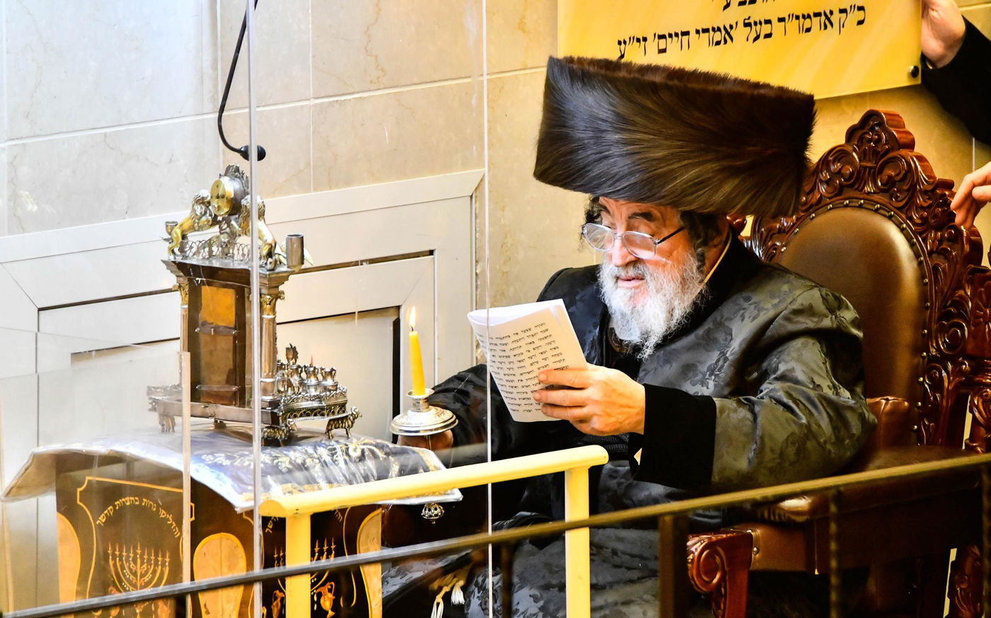 מוצאי שבת חנוכה בחצה"ק ויז'ניץ