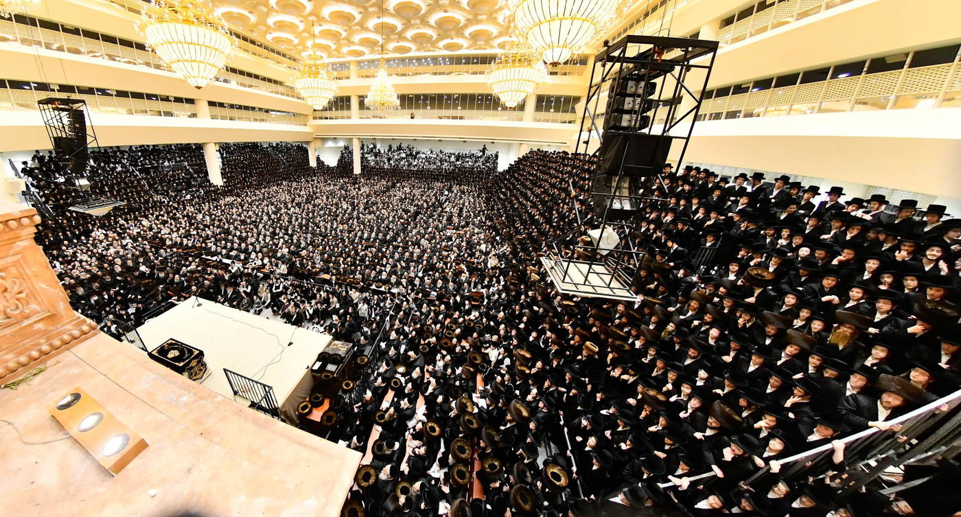 מוצאי שבת חנוכה בחצה"ק ויז'ניץ