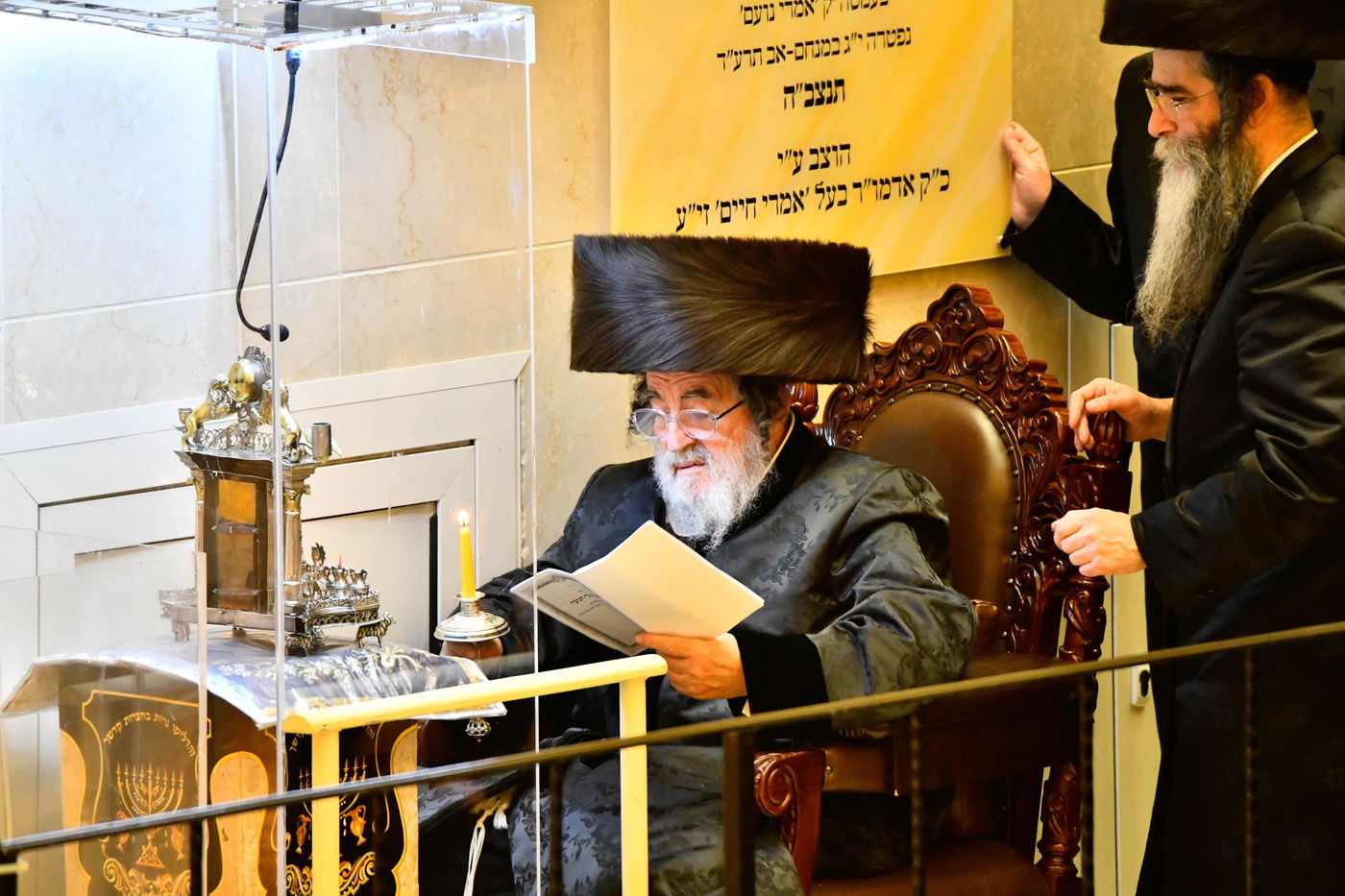 מוצאי שבת חנוכה בחצה"ק ויז'ניץ