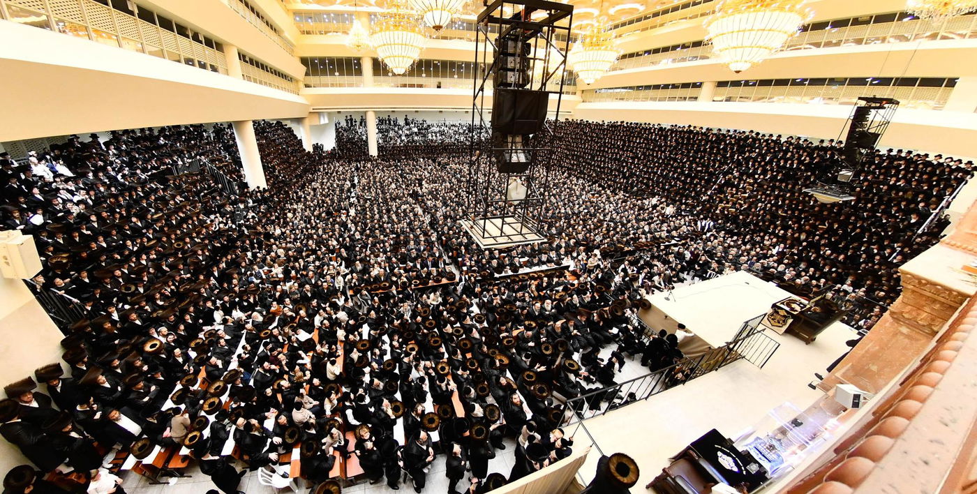 מוצאי שבת חנוכה בחצה"ק ויז'ניץ