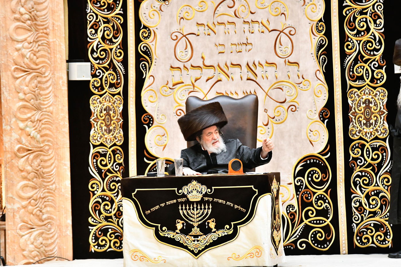 מוצאי שבת חנוכה בחצה"ק ויז'ניץ