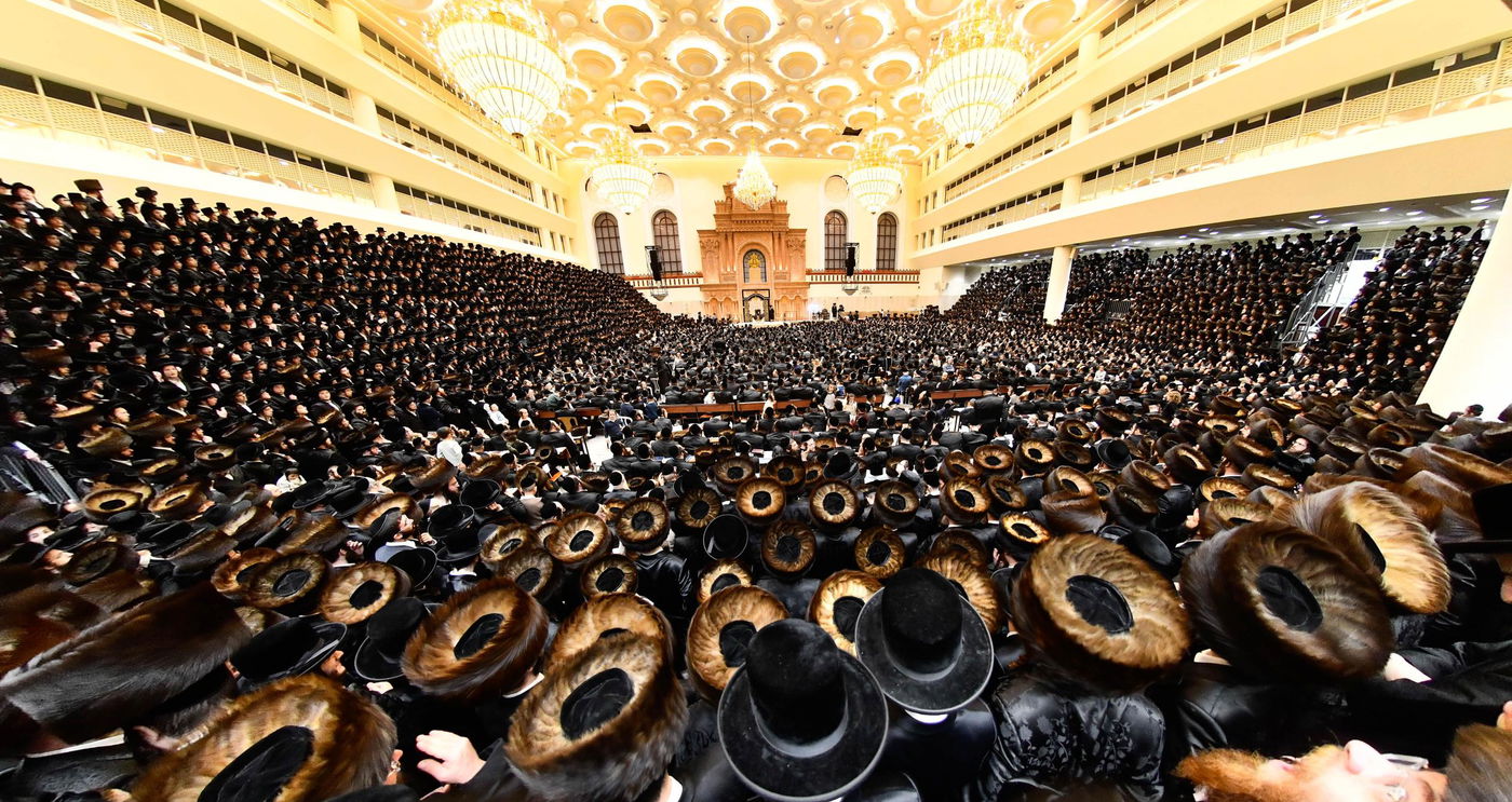 מוצאי שבת חנוכה בחצה"ק ויז'ניץ