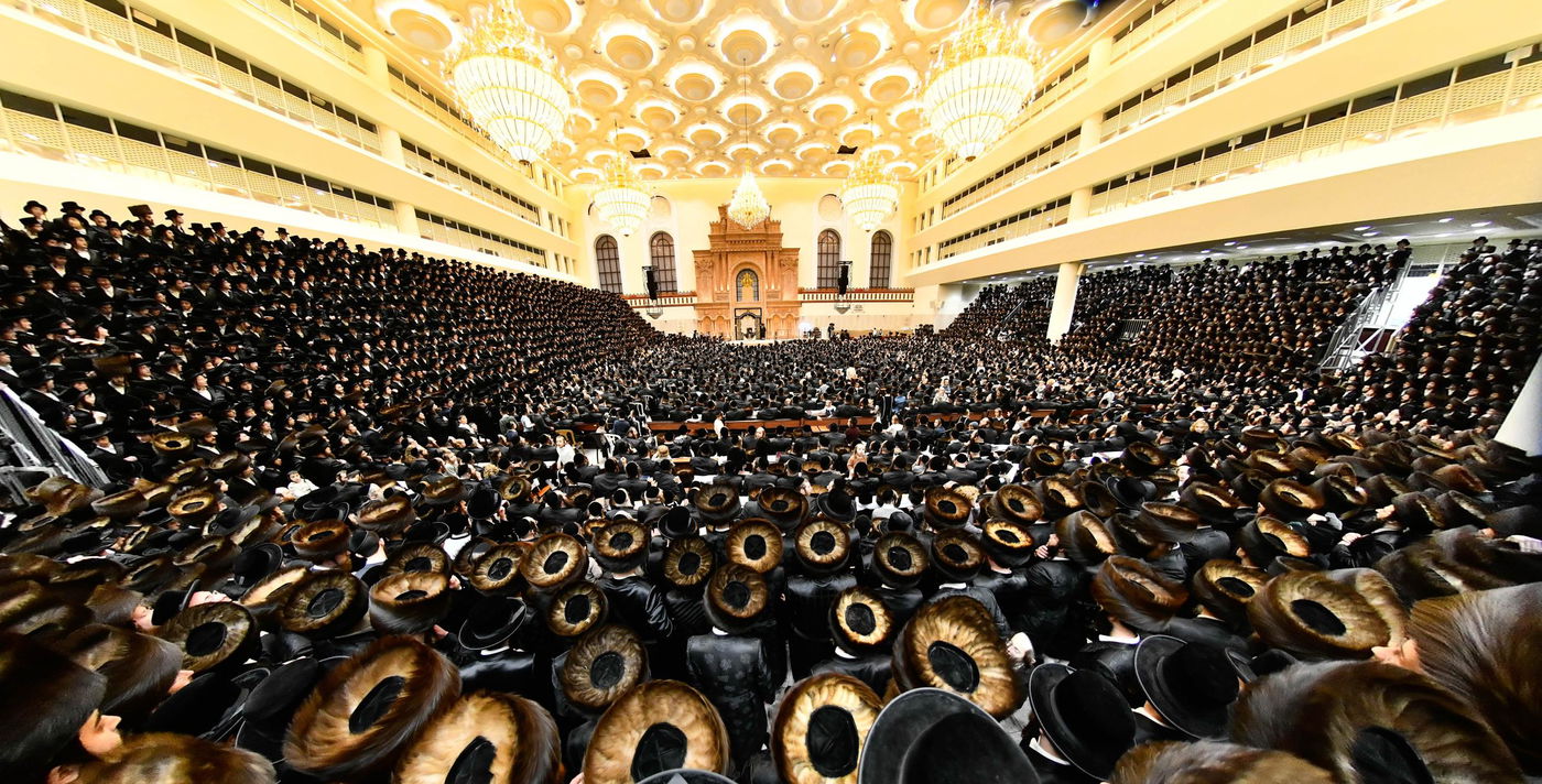 מוצאי שבת חנוכה בחצה"ק ויז'ניץ