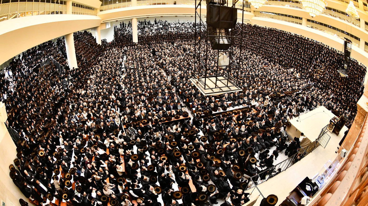 מוצאי שבת חנוכה בחצה"ק ויז'ניץ