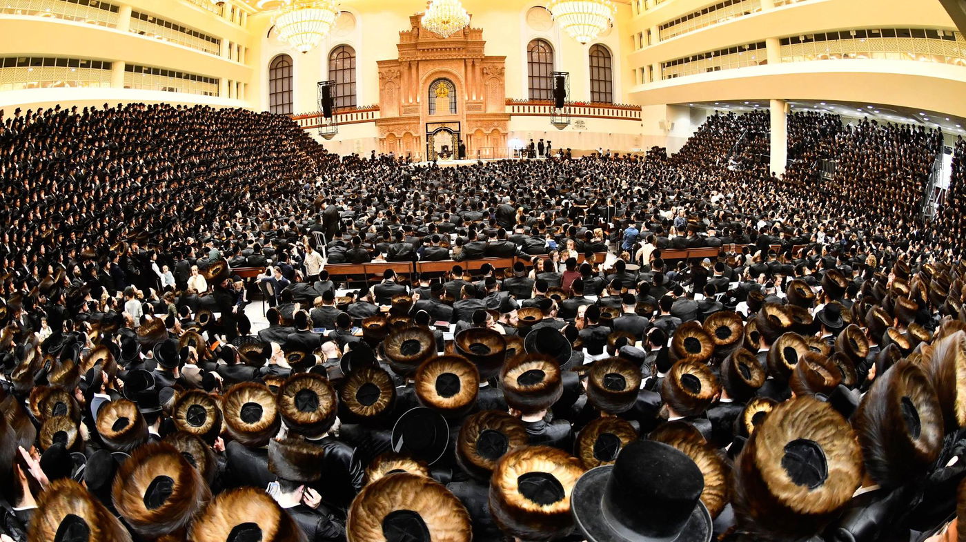 מוצאי שבת חנוכה בחצה"ק ויז'ניץ