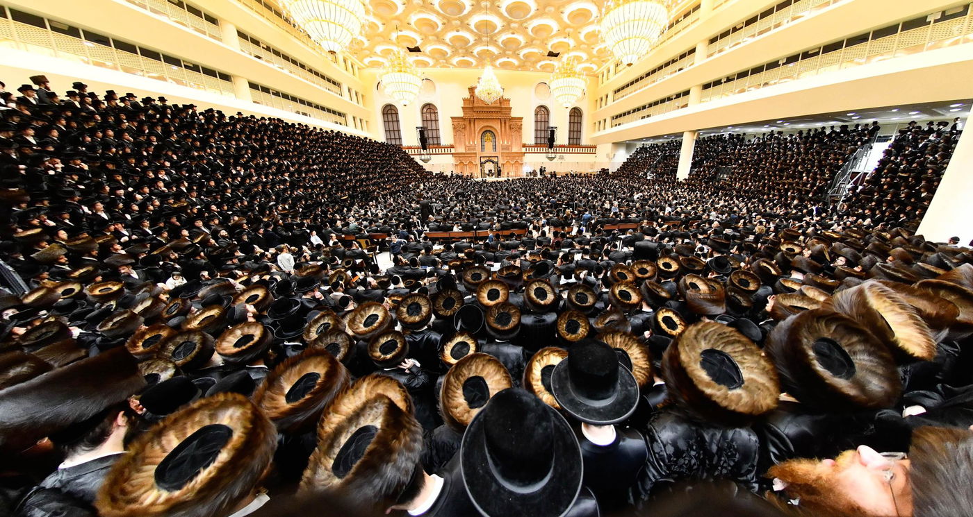 מוצאי שבת חנוכה בחצה"ק ויז'ניץ