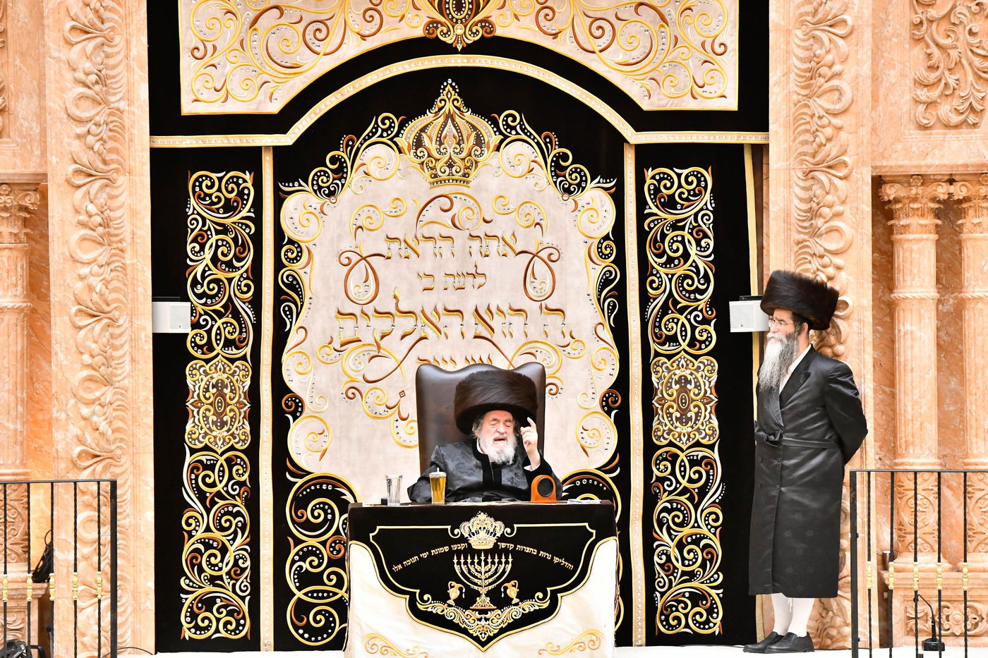 מוצאי שבת חנוכה בחצה"ק ויז'ניץ