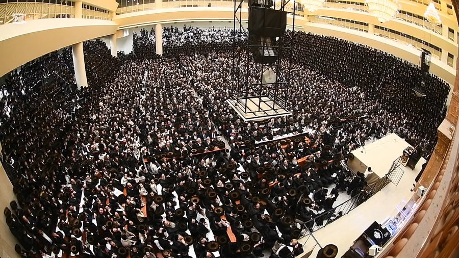 מוצאי שבת חנוכה בחצה"ק ויז'ניץ