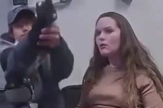 תיעוד מטורף: העצור על גניבה הוציא אקדח וכיוון על השוטרים - כך זה הסתיים