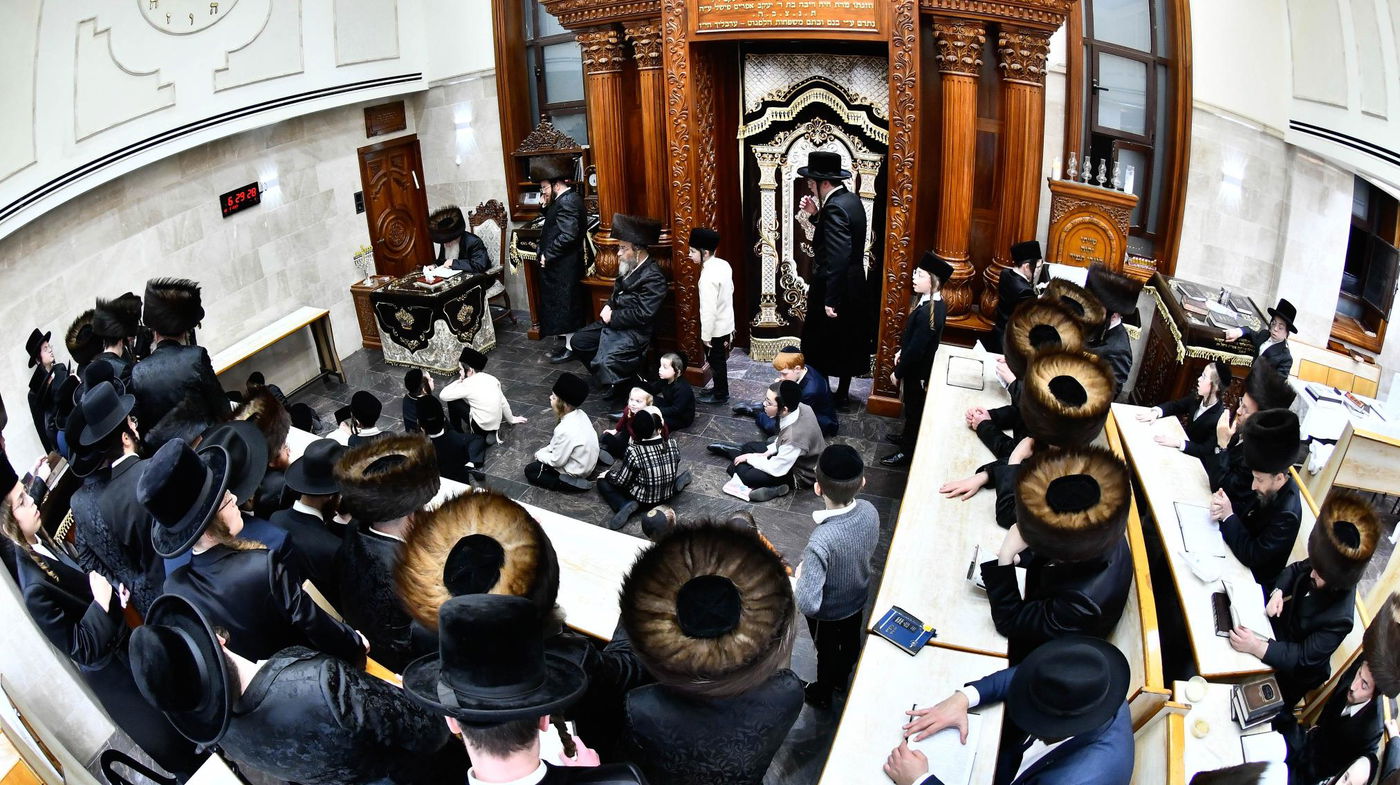 הגאון רבי שמואל אליעזר שטרן בהדלקת נרות חנוכה 