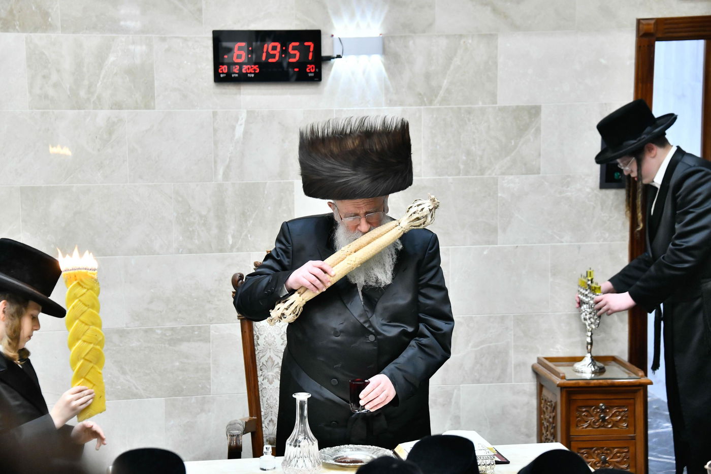 הגאון רבי שמואל אליעזר שטרן בהדלקת נרות חנוכה 