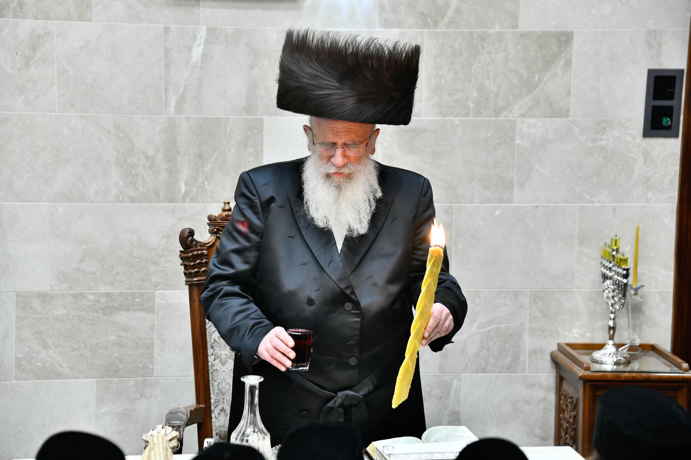 הגאון רבי שמואל אליעזר שטרן בהדלקת נרות חנוכה 