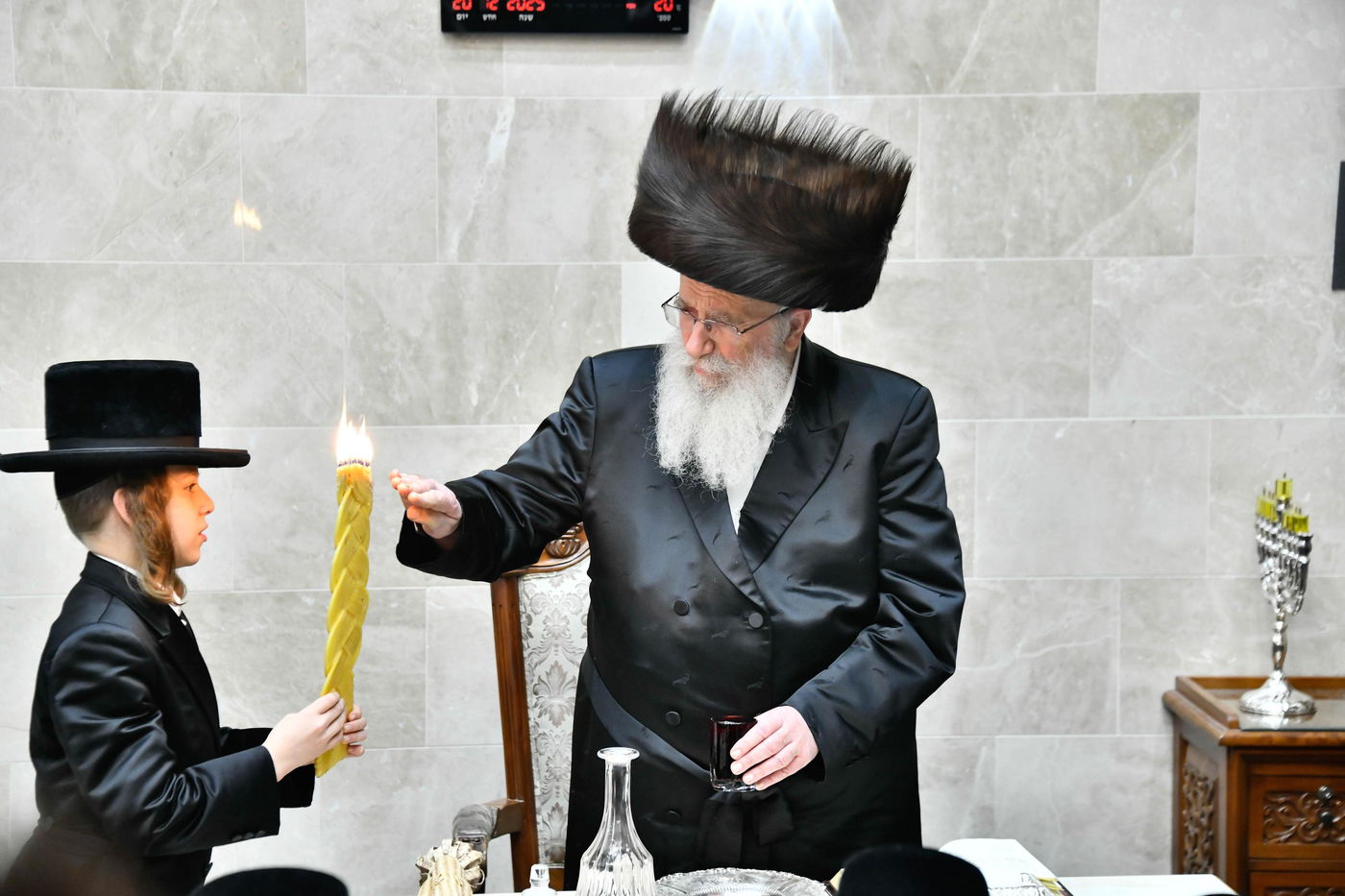 הגאון רבי שמואל אליעזר שטרן בהדלקת נרות חנוכה 