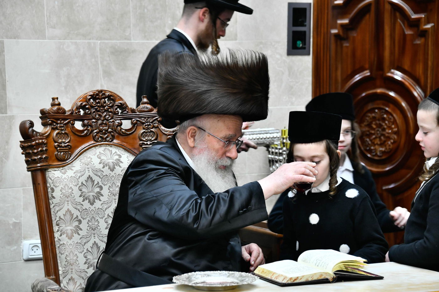 הגאון רבי שמואל אליעזר שטרן בהדלקת נרות חנוכה 