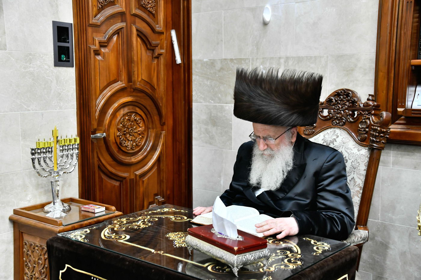 הגאון רבי שמואל אליעזר שטרן בהדלקת נרות חנוכה 