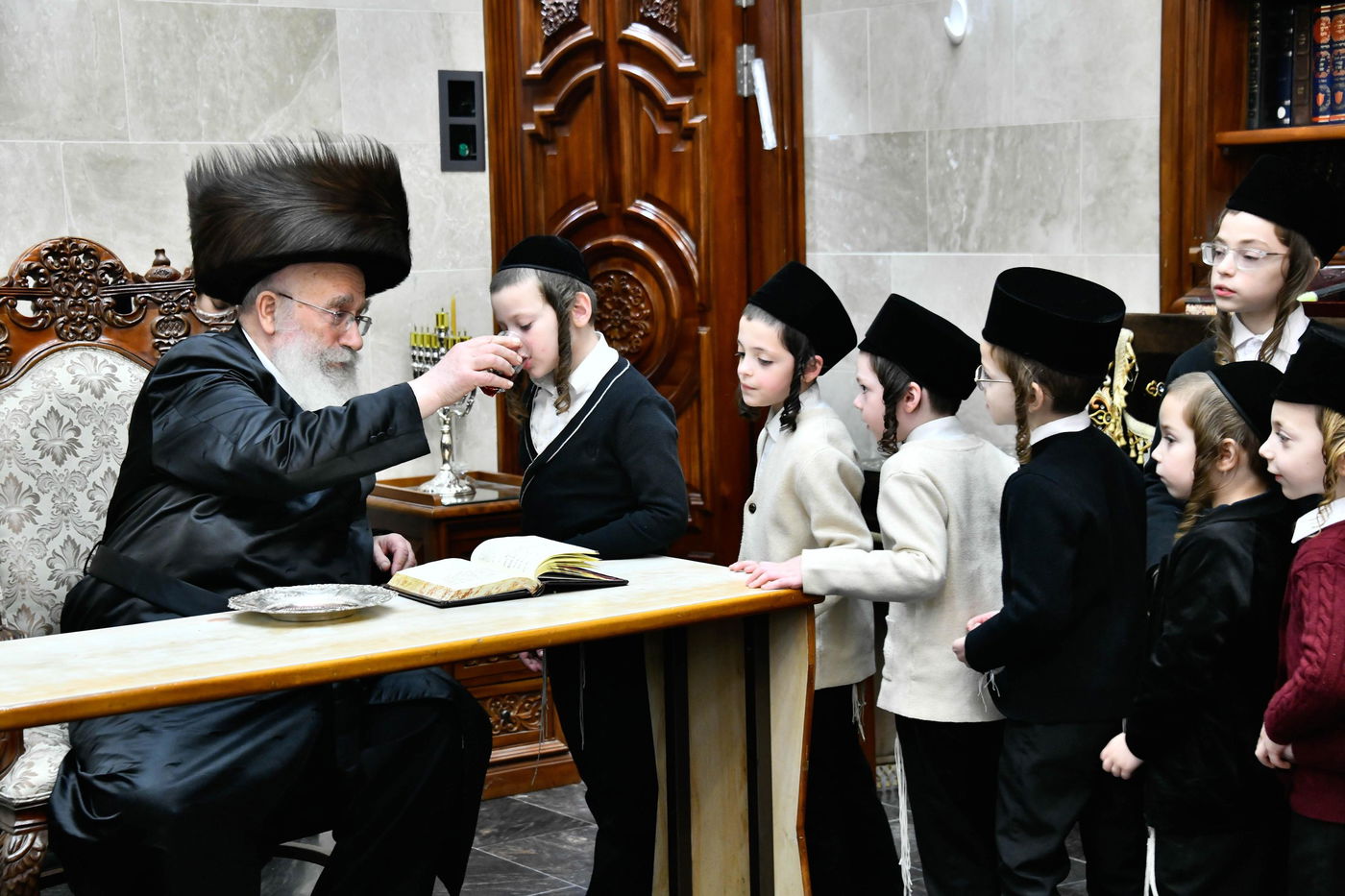 הגאון רבי שמואל אליעזר שטרן בהדלקת נרות חנוכה 