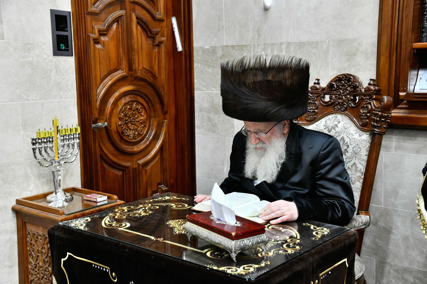 הגאון רבי שמואל אליעזר שטרן בהדלקת נרות חנוכה 