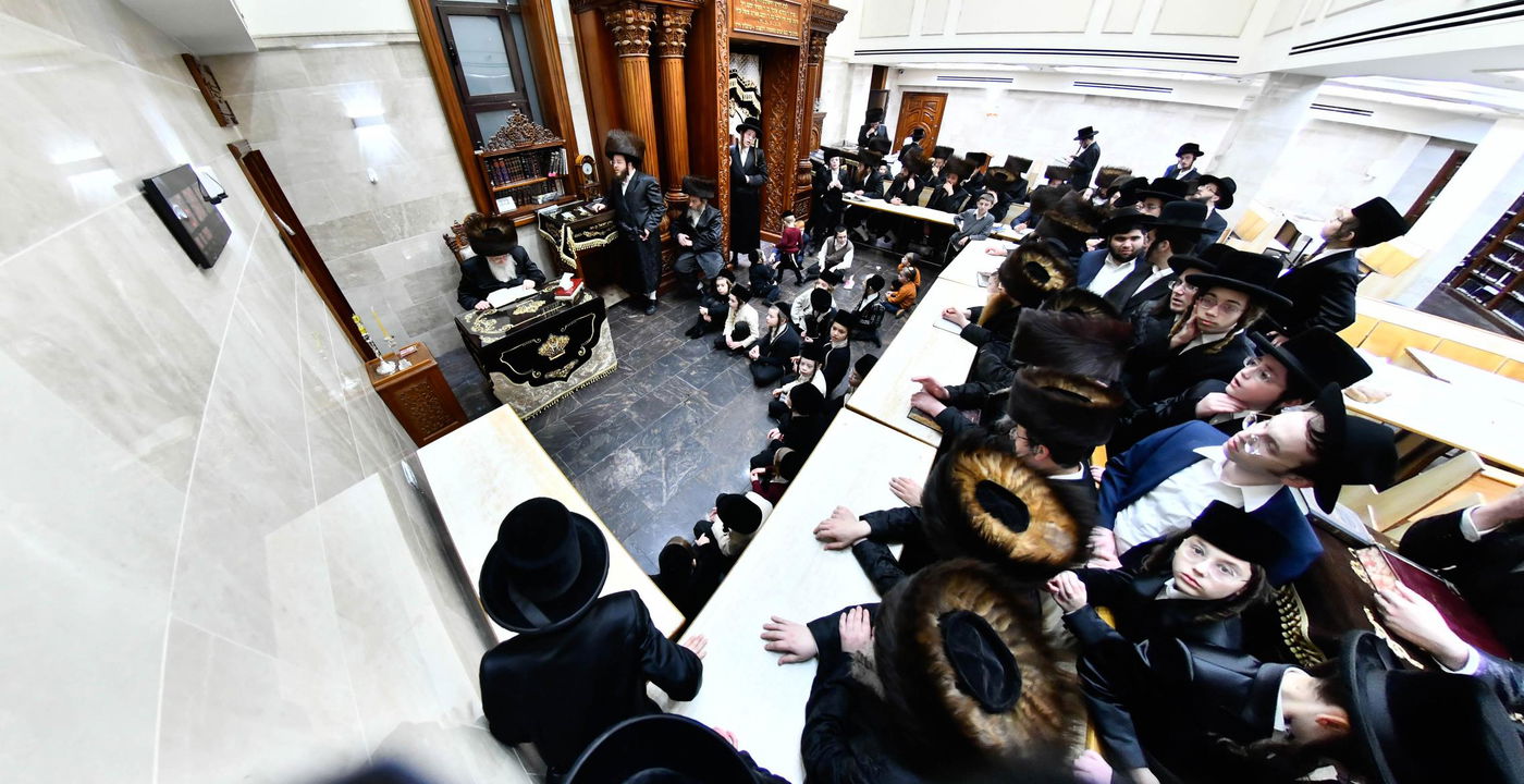 הגאון רבי שמואל אליעזר שטרן בהדלקת נרות חנוכה 