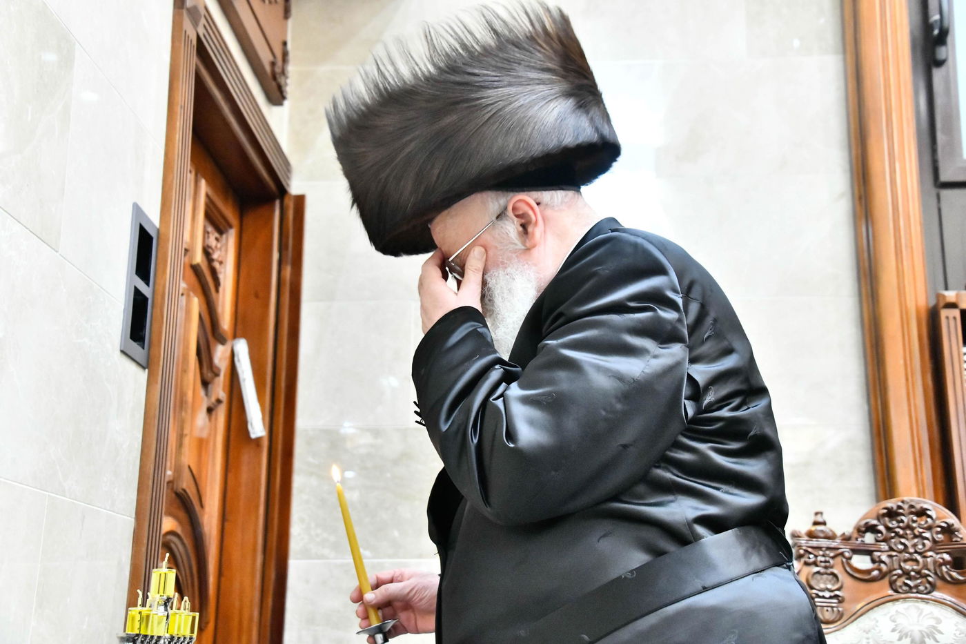 הגאון רבי שמואל אליעזר שטרן בהדלקת נרות חנוכה 