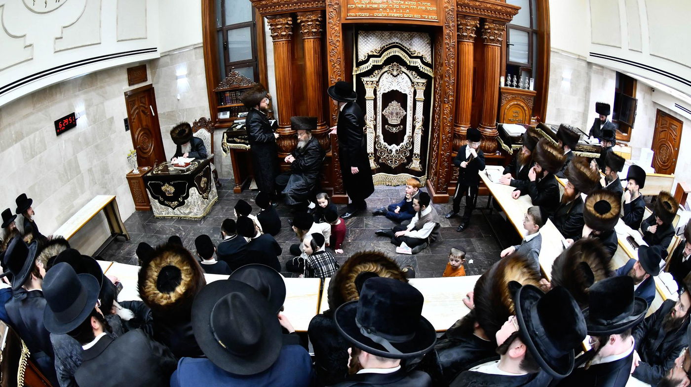 הגאון רבי שמואל אליעזר שטרן בהדלקת נרות חנוכה 