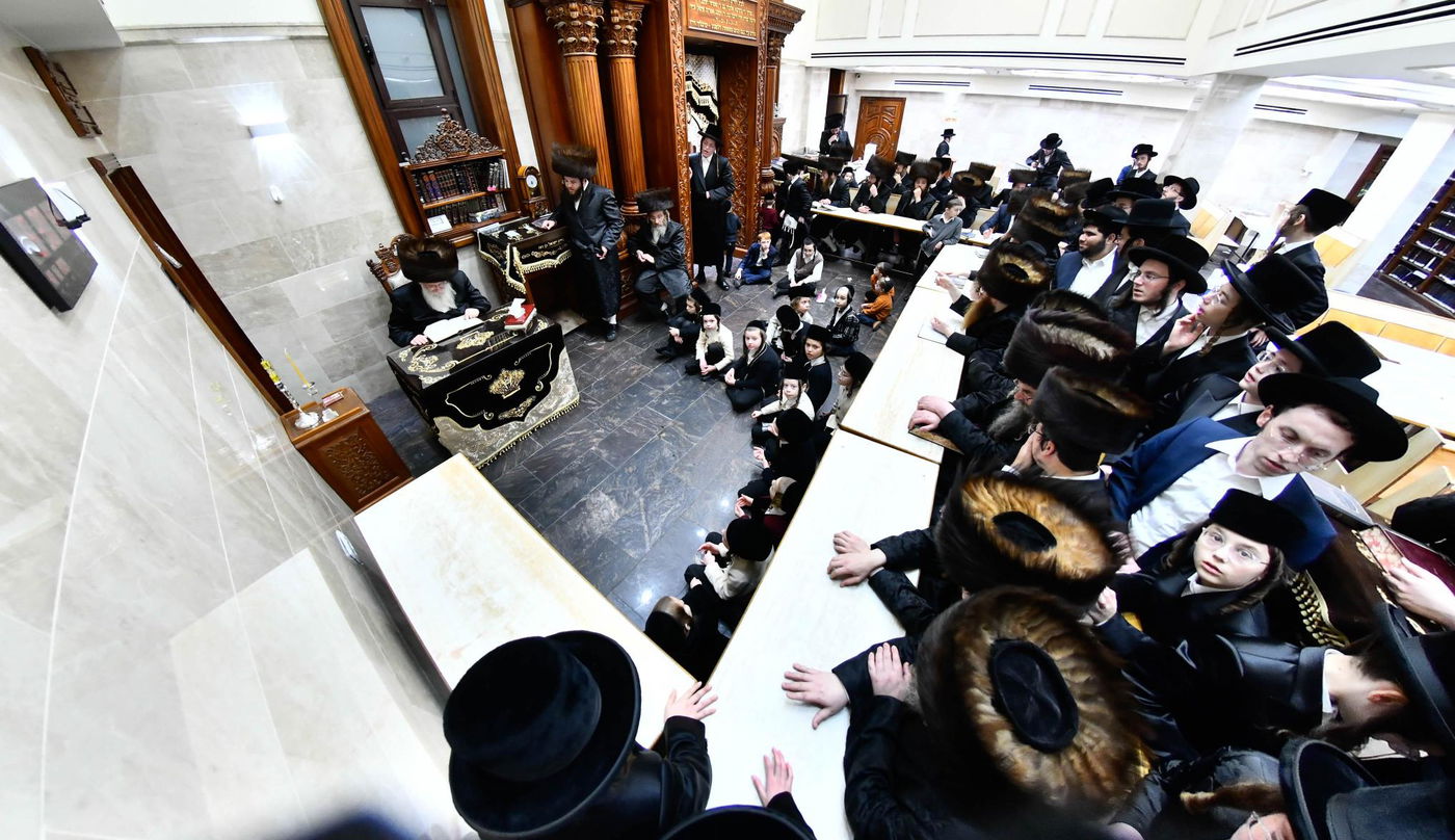 הגאון רבי שמואל אליעזר שטרן בהדלקת נרות חנוכה 