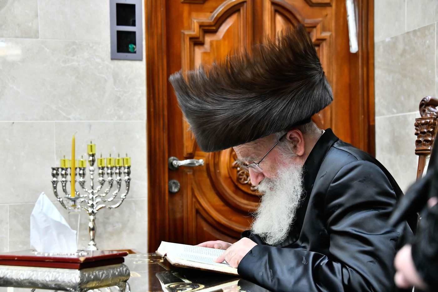 הגאון רבי שמואל אליעזר שטרן בהדלקת נרות חנוכה 