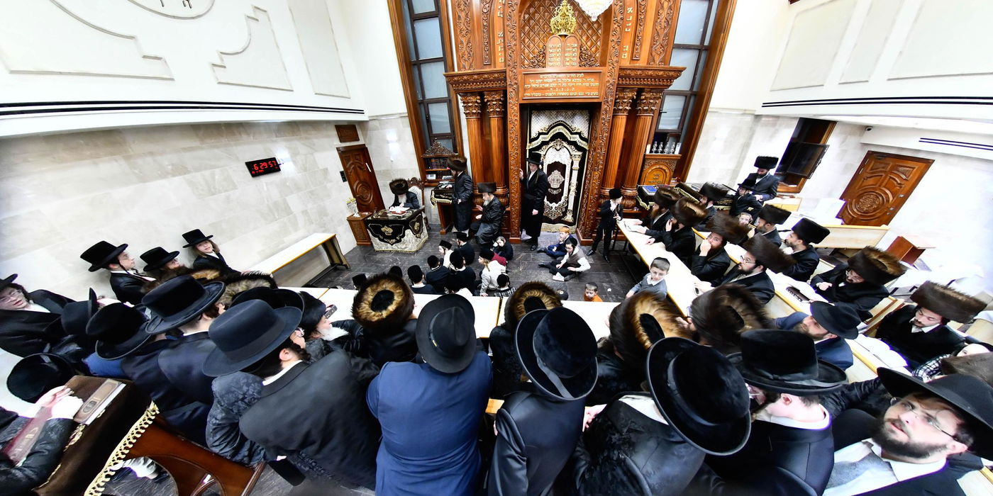 הגאון רבי שמואל אליעזר שטרן בהדלקת נרות חנוכה 