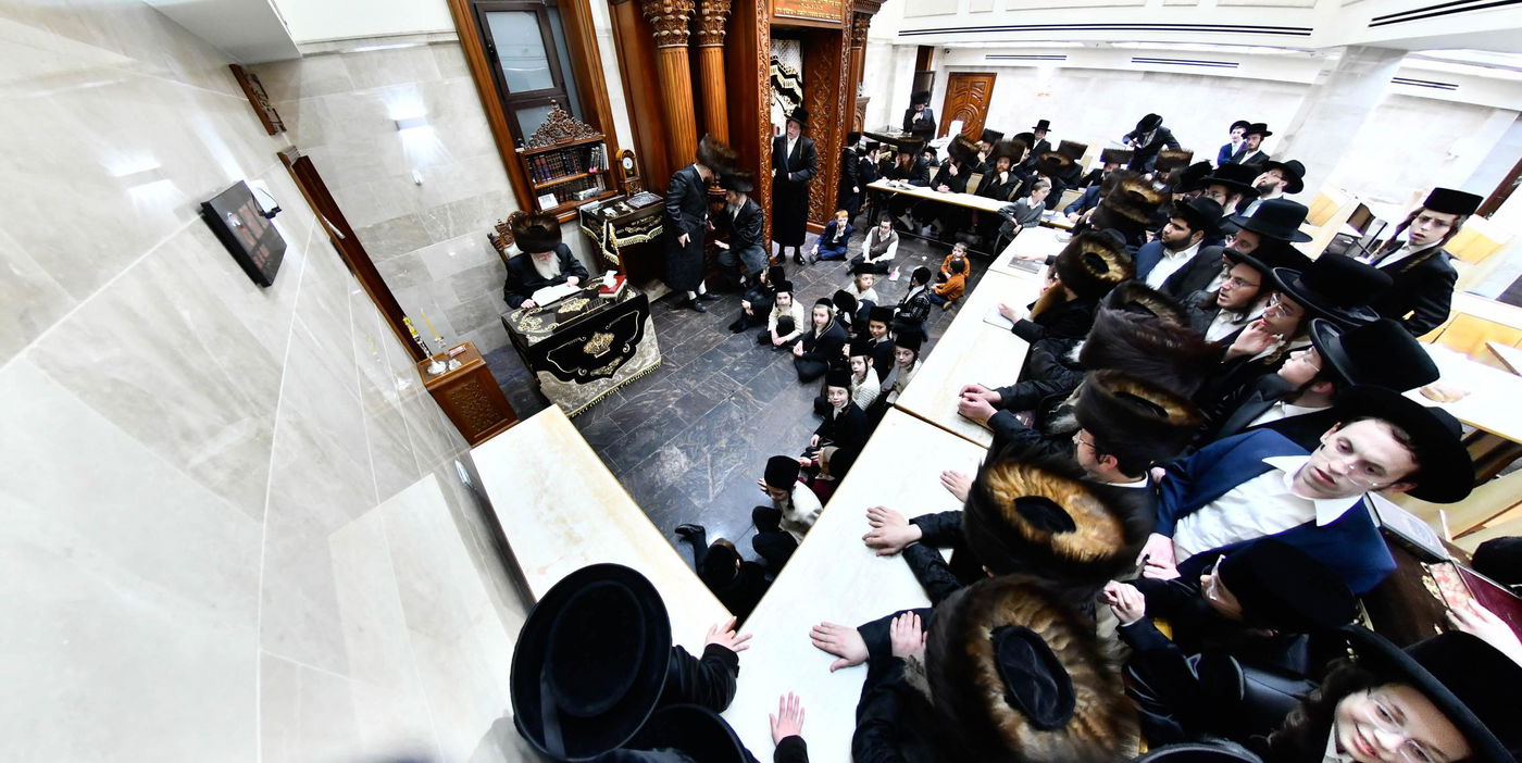 הגאון רבי שמואל אליעזר שטרן בהדלקת נרות חנוכה 