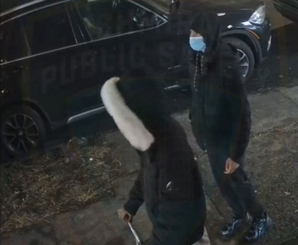 החשודים מחוץ לחנות