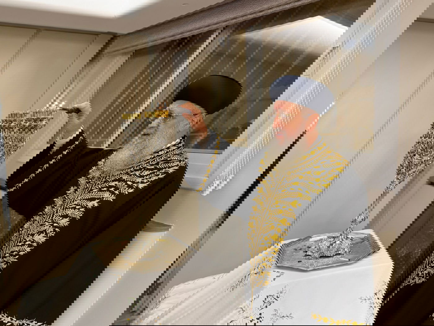 הראשל"צ הגר"ד יוסף בהדלקת נר שמיני של חנוכה