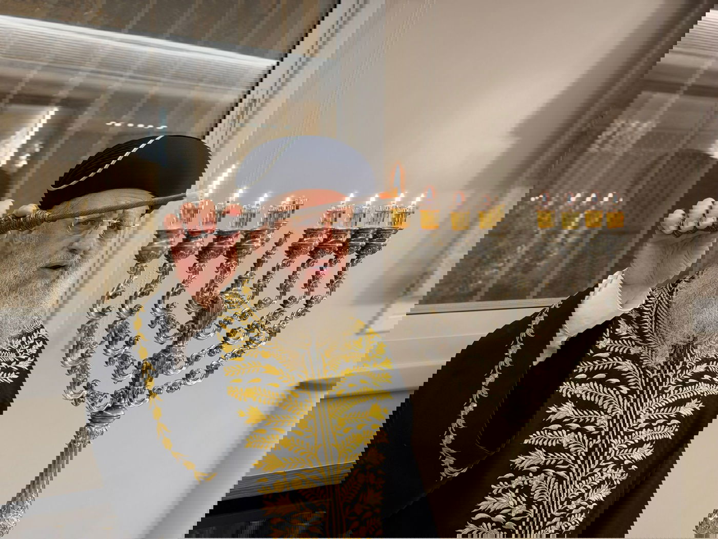 הראשל"צ הגר"ד יוסף בהדלקת נר שמיני של חנוכה